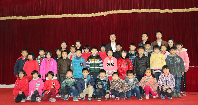 人人安康公益助學(xué)攜手李銳、應(yīng)采兒赴湘西龍山茅坪小學(xué)，與孩子一起歡度「六一」.jpg